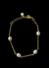 Load image into Gallery viewer, Kailani Feature Pearl Bracelet
